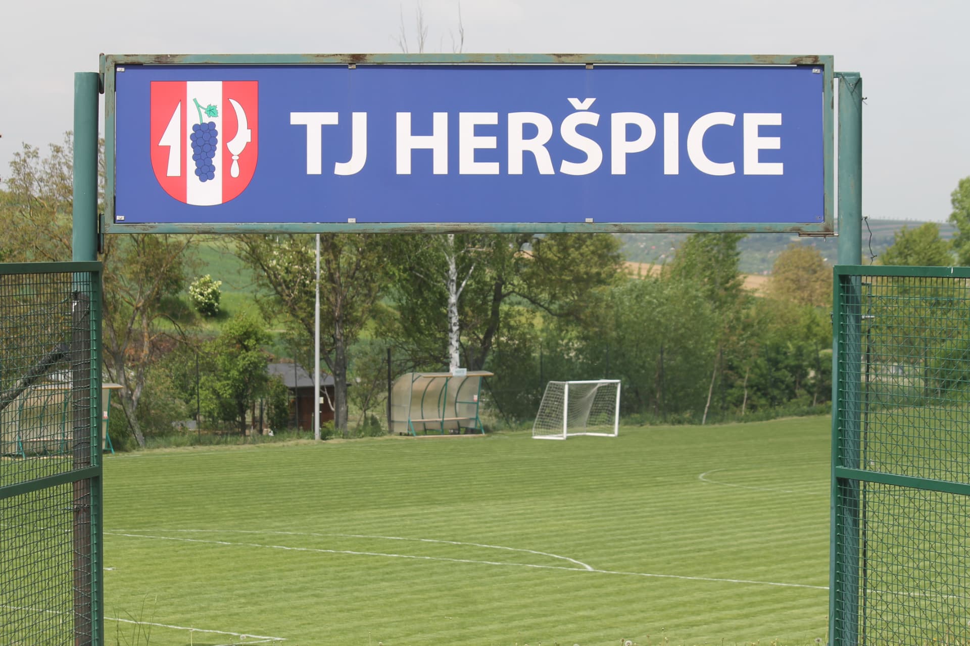 Cedule TJ Heršpice nad vstupem do areálu